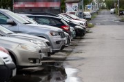 Plac na którym stoją samochody na sprzedaż powinien służyć mieszkańcom, nie handlarzom, jeżeli nie mają uregulowanego statusu do tego miejsca. Zwłaszcza teraz, gdy jest remont osiedlowych dróg.