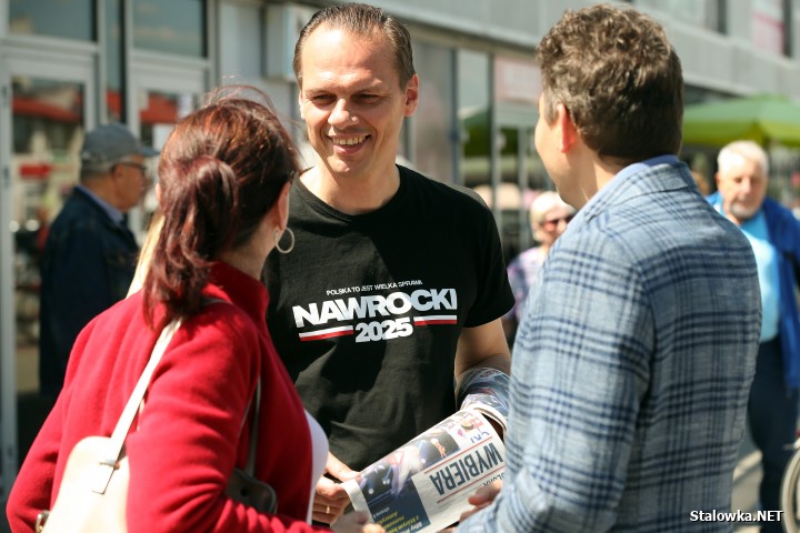 Na stalowowolskim targowisku zachęcano do głosowania na Karola Nawrockiego.