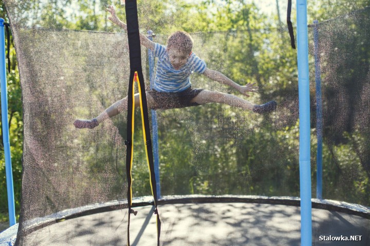 Stwórz centrum rozrywki w swoim ogrodzie! Trampolina, o której marzy cała rodzina
