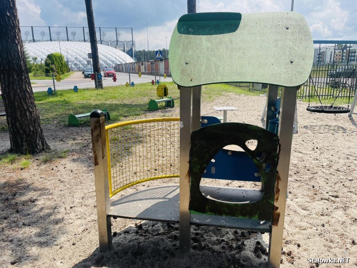 Plac zabaw na Orzeszkowej wymazany oleistą substancją.