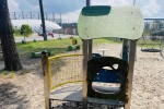 Plac zabaw na Orzeszkowej wymazany oleistą substancją.