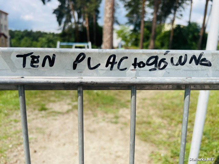 Plac zabaw na Orzeszkowej wymazany oleistą substancją.