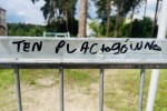Plac zabaw na Orzeszkowej wymazany oleistą substancją.