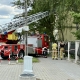Stalowa Wola: Wysokościowa drabina i podnośnik straży pożarnej zadysponowane do pękniętego jesionu w Rozwadowie