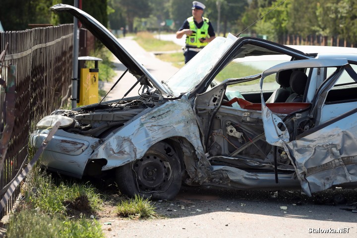 Jastkowice: 58-latek wjechał w betonowe ogrodzenie. Trafił do szpitala.