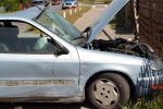 Jastkowice: 58-latek wjechał w betonowe ogrodzenie. Trafił do szpitala.