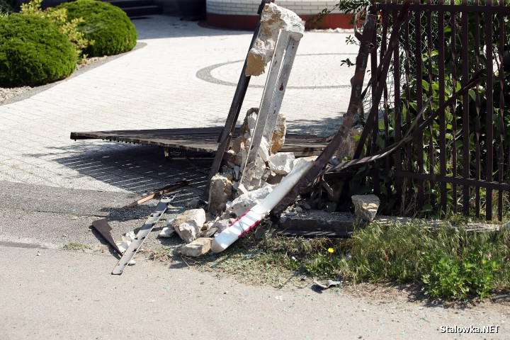 Jastkowice: 58-latek wjechał w betonowe ogrodzenie. Trafił do szpitala.