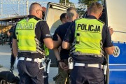 Jechał pociągiem i bawił się.. bronią. Wyprowadziła go policja.