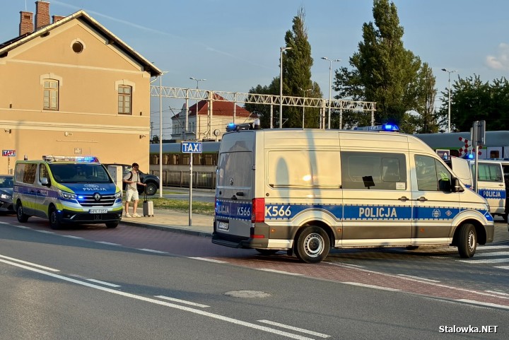 Jechał pociągiem i bawił się.. bronią. Wyprowadziła go policja.