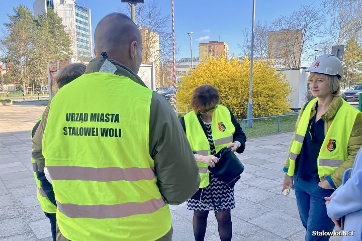 Radny Piotr Rut (tyłem) w kamizelce Urząd Miasta Stalowej Woli.
