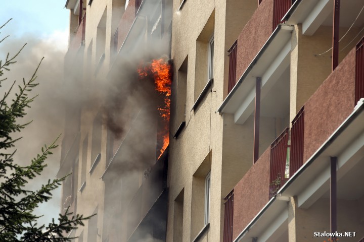 Stalowa Wola: pożar w bloku na Okulickiego.