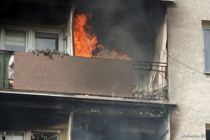 Stalowa Wola: pożar w bloku na Okulickiego.