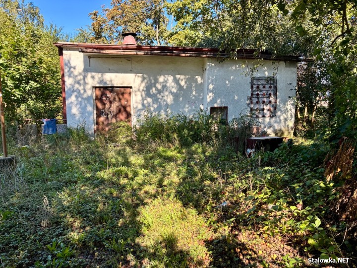 Działka z nieruchomością znajduje się w centrum miasta na ulicy Okulickiego.