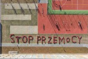 Uczniowie wraz z opiekunami wspólnie ustawili się w kształt hasła Stop Przemocy - sloganu promowanego przez Ministerstwo Edukacji.
