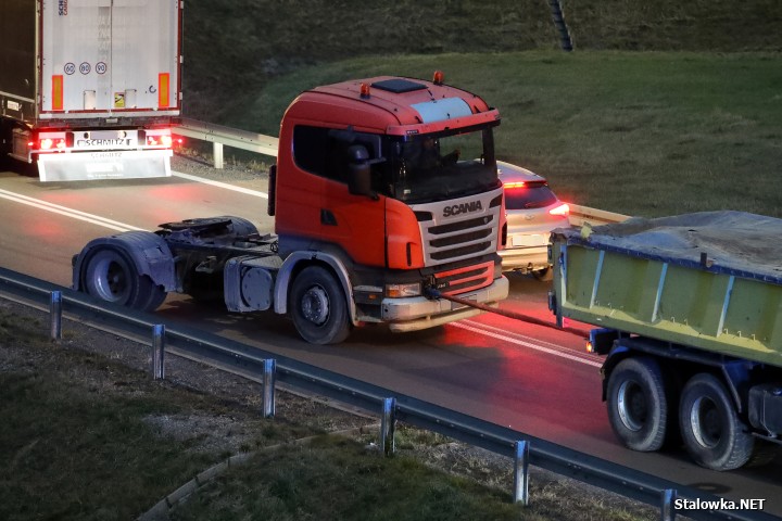 Ciężarówka z naczepą na kruszywo zablokowała obwodnicę.