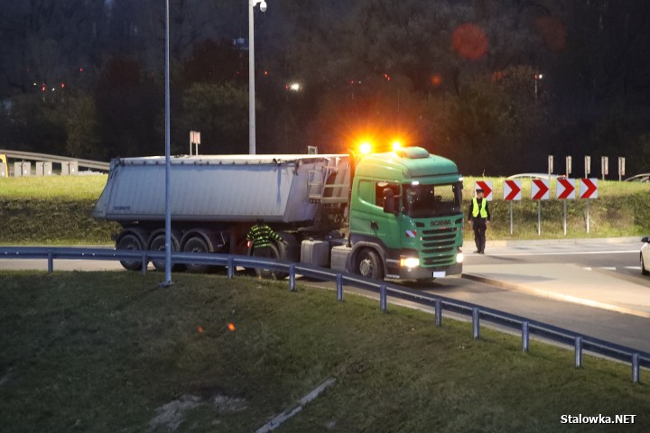 Ciężarówka z naczepą na kruszywo zablokowała obwodnicę.