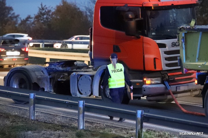 Ciężarówka z naczepą na kruszywo zablokowała obwodnicę.