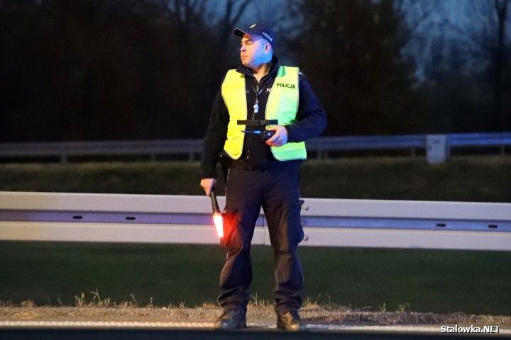 Ciężarówka z naczepą na kruszywo zablokowała obwodnicę.