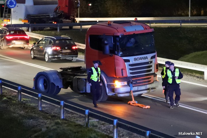 Ciężarówka z naczepą na kruszywo zablokowała obwodnicę.