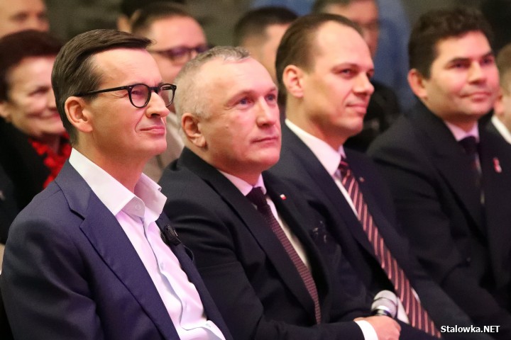 Morawiecki i Obajtek na spotkaniu w Stalowej Woli.