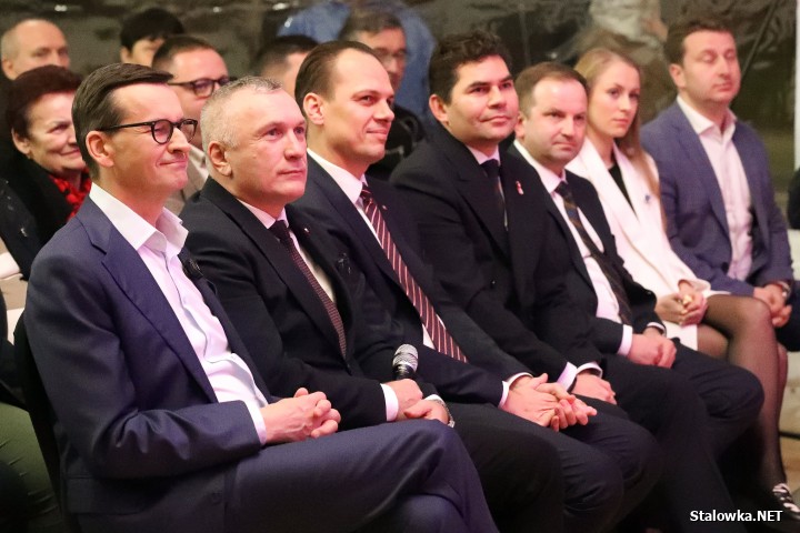 Morawiecki i Obajtek na spotkaniu w Stalowej Woli.