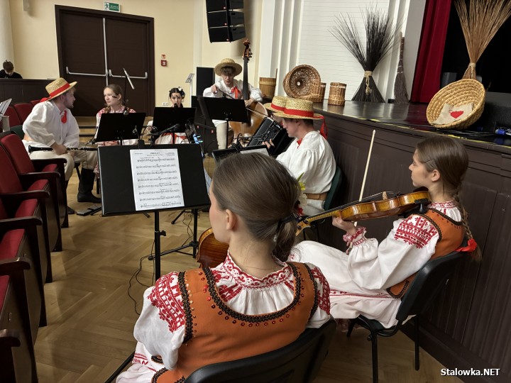 Prawie 600 dzieci ze stalowowolskich szkół podstawowych wzięło udział w andrzejkowym spektaklu pod tytułem Lej wosk bez kluczy, który powstał w ramach projektu Lasowiacka skrzynia malowana.