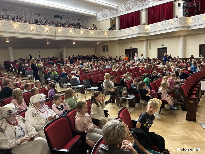 Prawie 600 dzieci ze stalowowolskich szkół podstawowych wzięło udział w andrzejkowym spektaklu pod tytułem Lej wosk bez kluczy, który powstał w ramach projektu Lasowiacka skrzynia malowana.