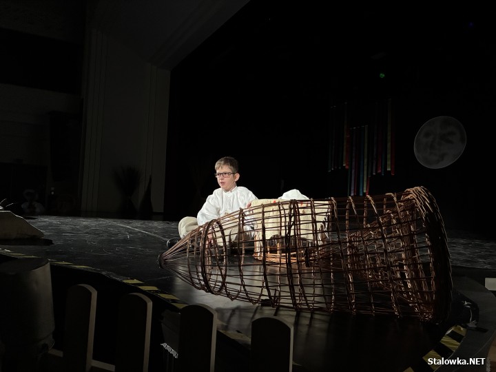 Prawie 600 dzieci ze stalowowolskich szkół podstawowych wzięło udział w andrzejkowym spektaklu pod tytułem Lej wosk bez kluczy, który powstał w ramach projektu Lasowiacka skrzynia malowana.