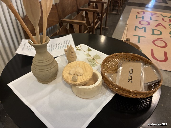 Prawie 600 dzieci ze stalowowolskich szkół podstawowych wzięło udział w andrzejkowym spektaklu pod tytułem Lej wosk bez kluczy, który powstał w ramach projektu Lasowiacka skrzynia malowana.