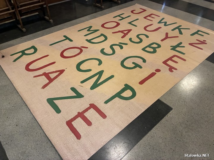 Prawie 600 dzieci ze stalowowolskich szkół podstawowych wzięło udział w andrzejkowym spektaklu pod tytułem Lej wosk bez kluczy, który powstał w ramach projektu Lasowiacka skrzynia malowana.