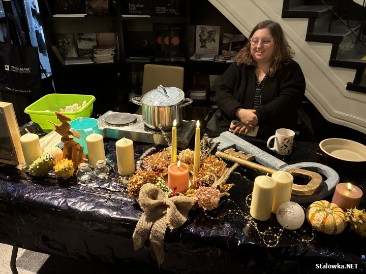 Prawie 600 dzieci ze stalowowolskich szkół podstawowych wzięło udział w andrzejkowym spektaklu pod tytułem Lej wosk bez kluczy, który powstał w ramach projektu Lasowiacka skrzynia malowana.