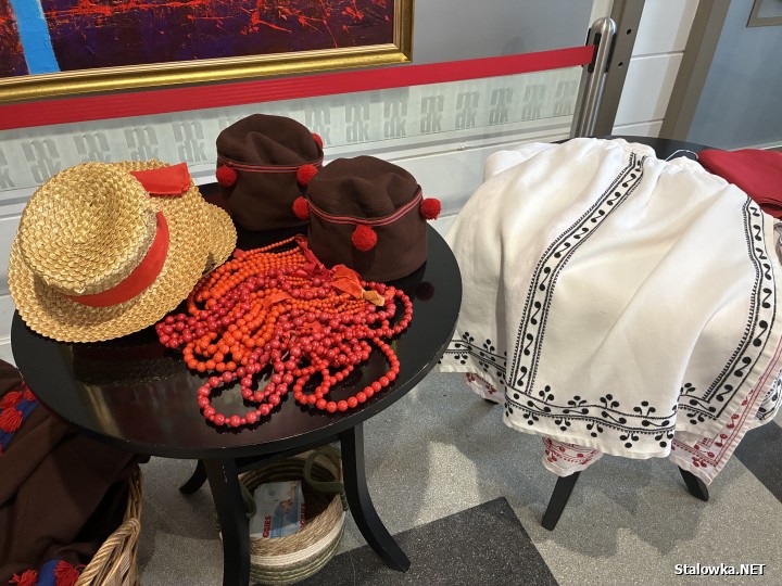 Prawie 600 dzieci ze stalowowolskich szkół podstawowych wzięło udział w andrzejkowym spektaklu pod tytułem Lej wosk bez kluczy, który powstał w ramach projektu Lasowiacka skrzynia malowana.