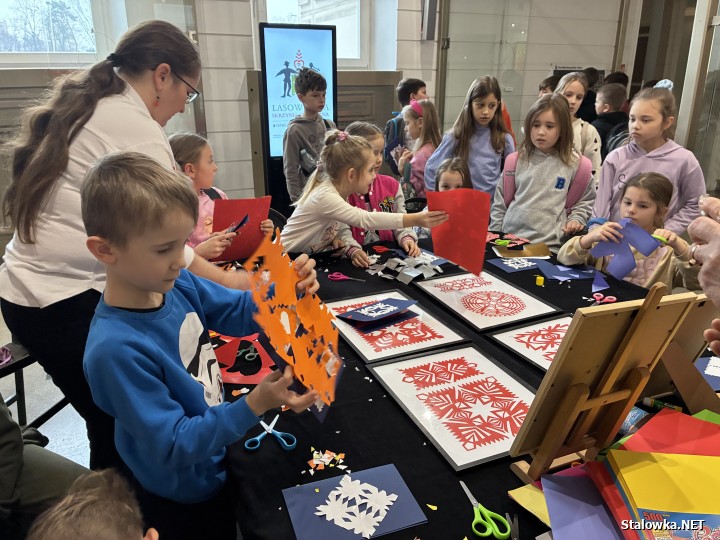Prawie 600 dzieci ze stalowowolskich szkół podstawowych wzięło udział w andrzejkowym spektaklu pod tytułem Lej wosk bez kluczy, który powstał w ramach projektu Lasowiacka skrzynia malowana.