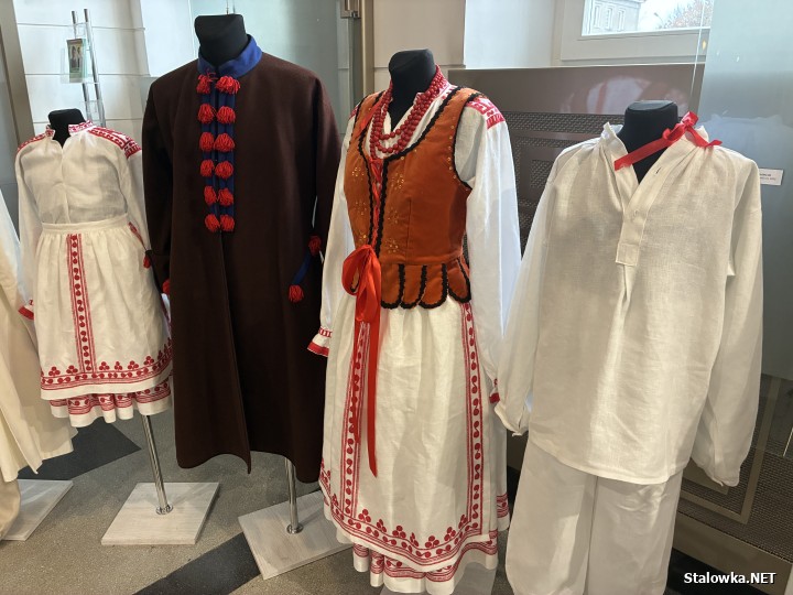 Prawie 600 dzieci ze stalowowolskich szkół podstawowych wzięło udział w andrzejkowym spektaklu pod tytułem Lej wosk bez kluczy, który powstał w ramach projektu Lasowiacka skrzynia malowana.