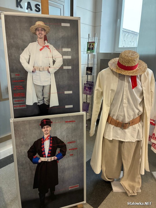 Prawie 600 dzieci ze stalowowolskich szkół podstawowych wzięło udział w andrzejkowym spektaklu pod tytułem Lej wosk bez kluczy, który powstał w ramach projektu Lasowiacka skrzynia malowana.