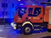 Zdymienie w pierwszej klatce w wieżowcu przy alejach Jana Pawła II 52 w Stalowej Woli na osiedlu Poręby.