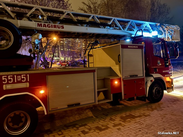 Zdymienie w pierwszej klatce w wieżowcu przy alejach Jana Pawła II 52 w Stalowej Woli na osiedlu Poręby.
