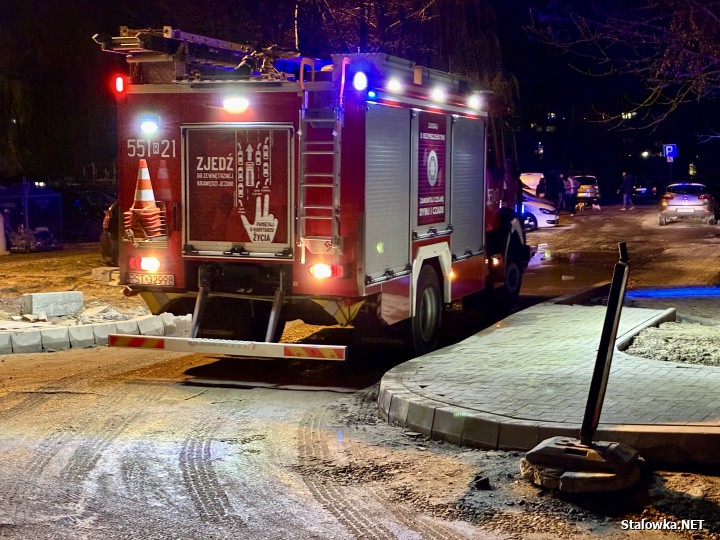 Zdymienie w pierwszej klatce w wieżowcu przy alejach Jana Pawła II 52 w Stalowej Woli na osiedlu Poręby.