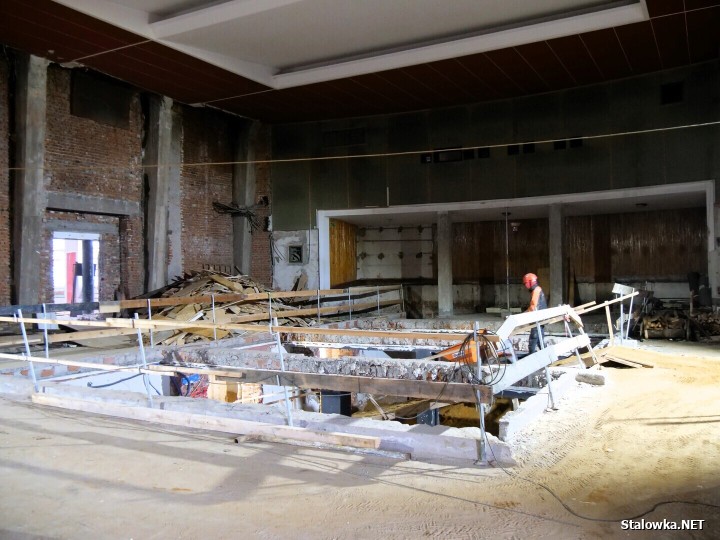 W budynku, gdzie niegdyś mieściło się kino Ballada trwają zaawansowane prace budowlane.