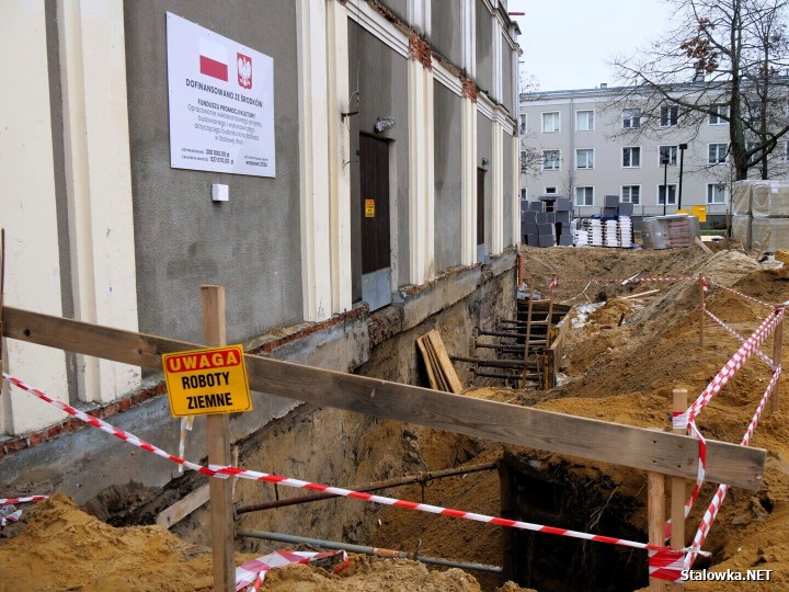 W budynku, gdzie niegdyś mieściło się kino Ballada trwają zaawansowane prace budowlane.