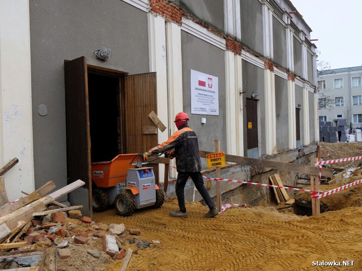 W budynku, gdzie niegdyś mieściło się kino Ballada trwają zaawansowane prace budowlane.