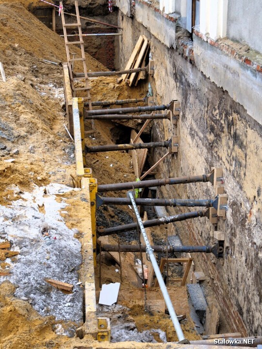 W budynku, gdzie niegdyś mieściło się kino Ballada trwają zaawansowane prace budowlane.