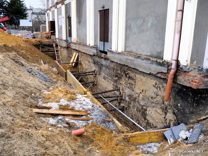 W budynku, gdzie niegdyś mieściło się kino Ballada trwają zaawansowane prace budowlane.