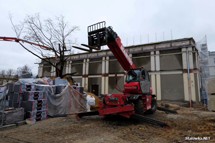 W budynku, gdzie niegdyś mieściło się kino Ballada trwają zaawansowane prace budowlane.