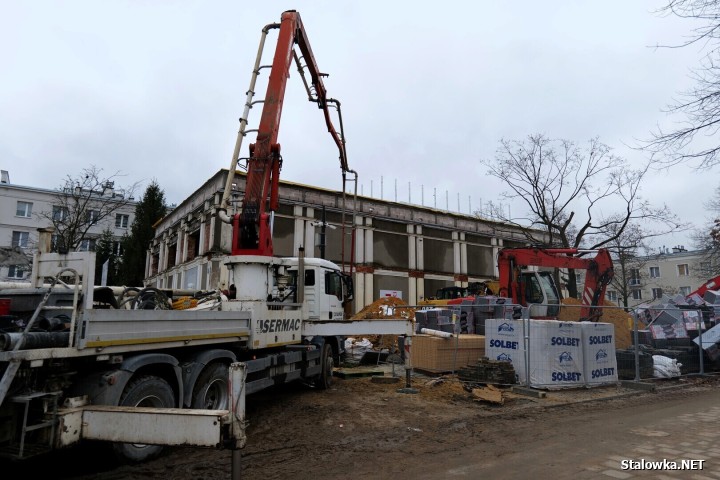 W budynku, gdzie niegdyś mieściło się kino Ballada trwają zaawansowane prace budowlane.