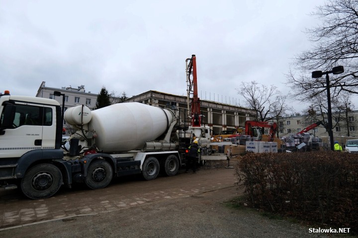 W budynku, gdzie niegdyś mieściło się kino Ballada trwają zaawansowane prace budowlane.