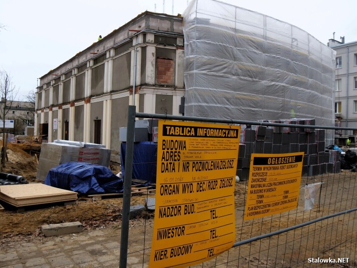 W budynku, gdzie niegdyś mieściło się kino Ballada trwają zaawansowane prace budowlane.