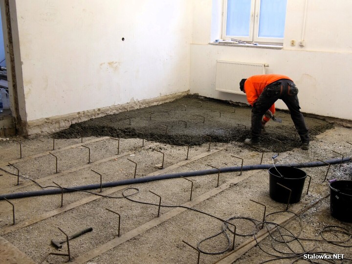 W budynku, gdzie niegdyś mieściło się kino Ballada trwają zaawansowane prace budowlane.