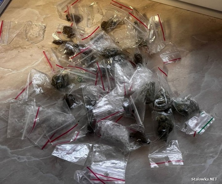 
Wstępne badanie zabezpieczonych substancji wykazało, że jest to mefedron, marihuana i haszysz.