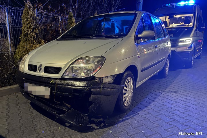 Pysznica: auto zjeżdżając na stację benzynową wjechało do rowu.